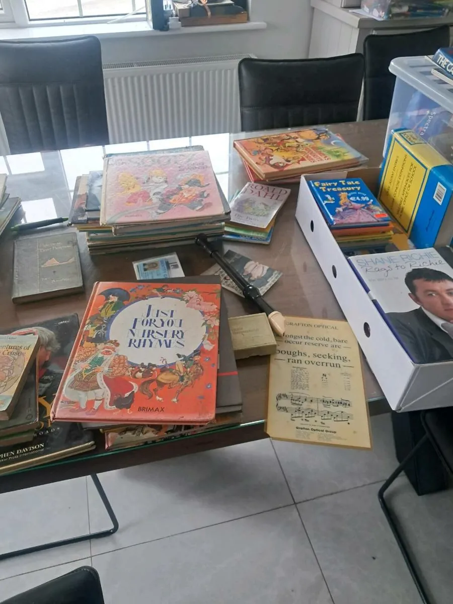 Assorted books - Image 1