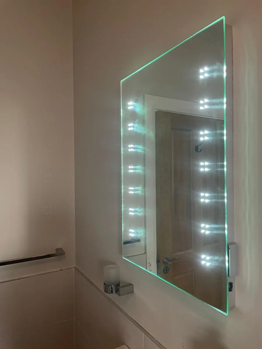Bath, toilet, mirror, accessories - Image 1