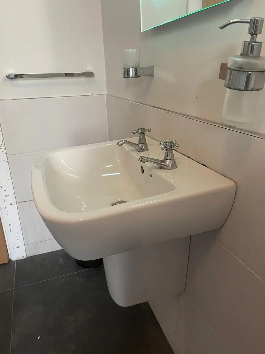 Bath, toilet, mirror, accessories - Image 2