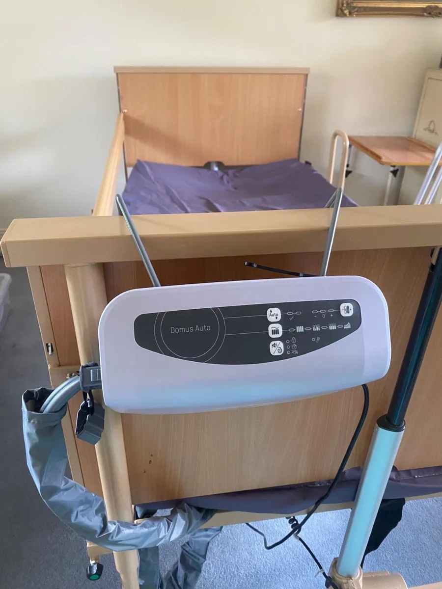 Hospital bed + commode + walker - Image 3