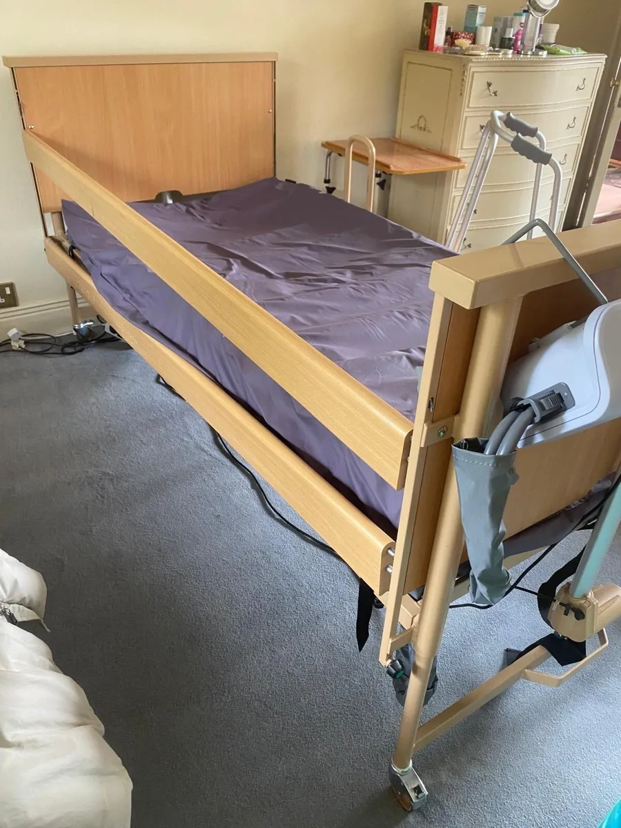 Hospital bed + commode + walker - Image 2