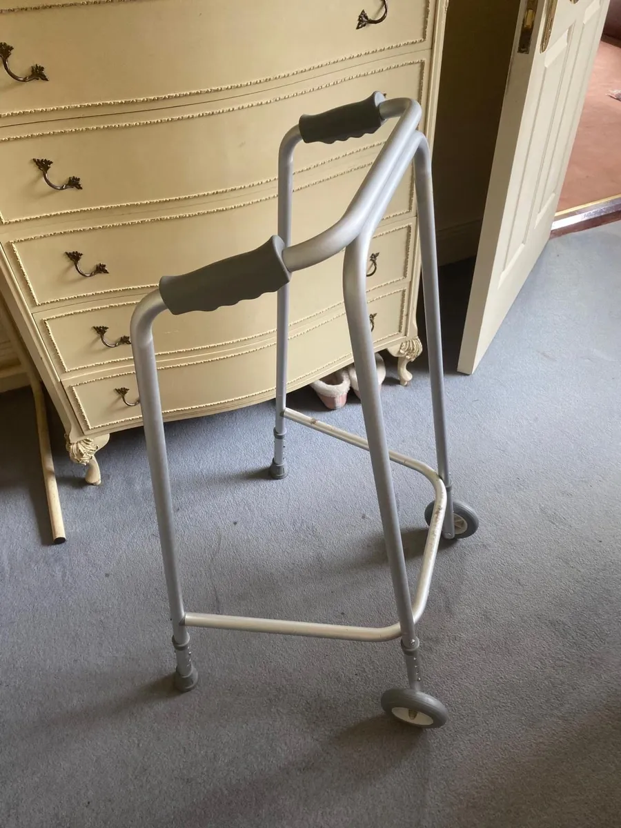 Hospital bed + commode + walker - Image 4