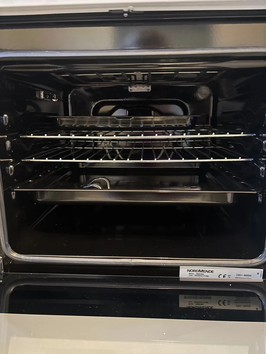 Freestanding oven NEVER USED. - Image 1
