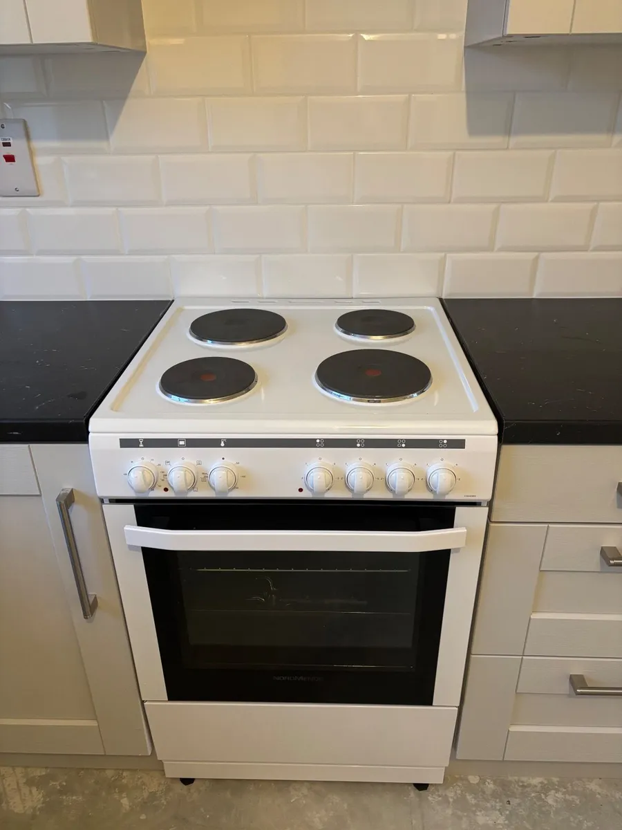 Freestanding oven NEVER USED. - Image 2