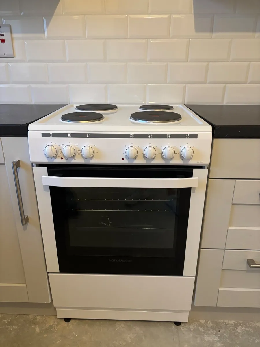 Freestanding oven NEVER USED. - Image 3