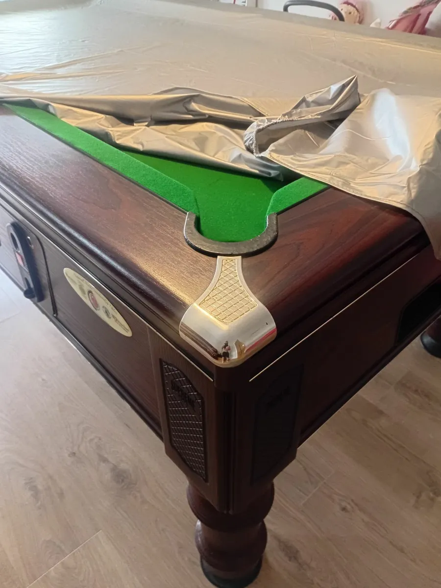 Pool table - Image 1
