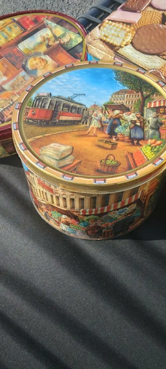 Biscuit tins - Image 4