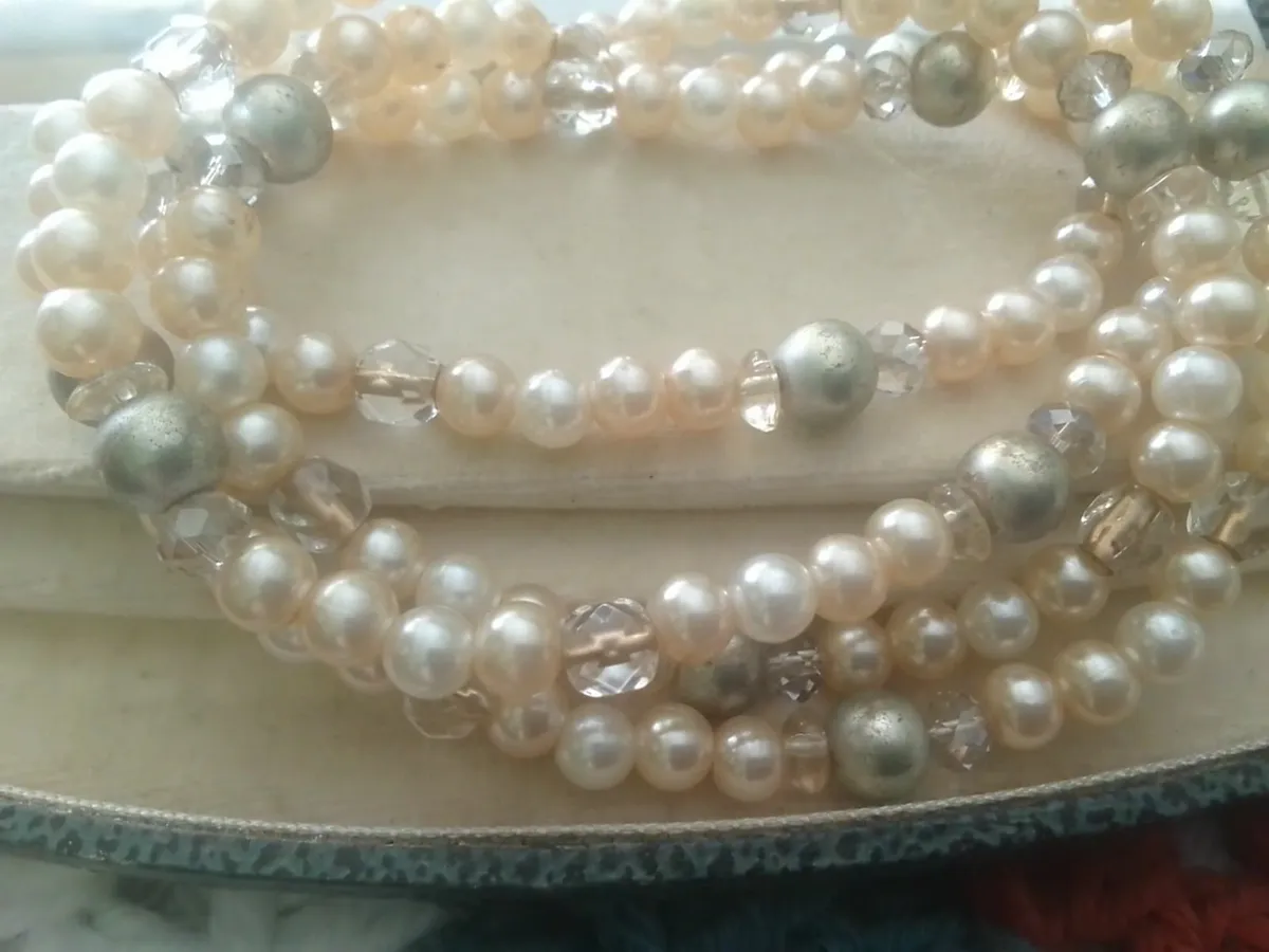 VINTAGE 1970's LONG PEARL NECKLACE - Image 3