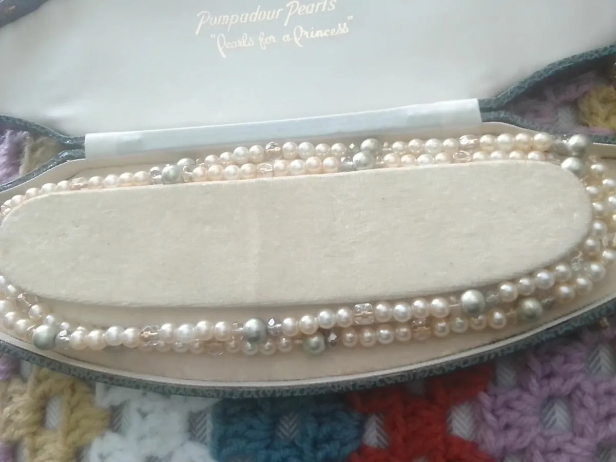 VINTAGE 1970's LONG PEARL NECKLACE - Image 2