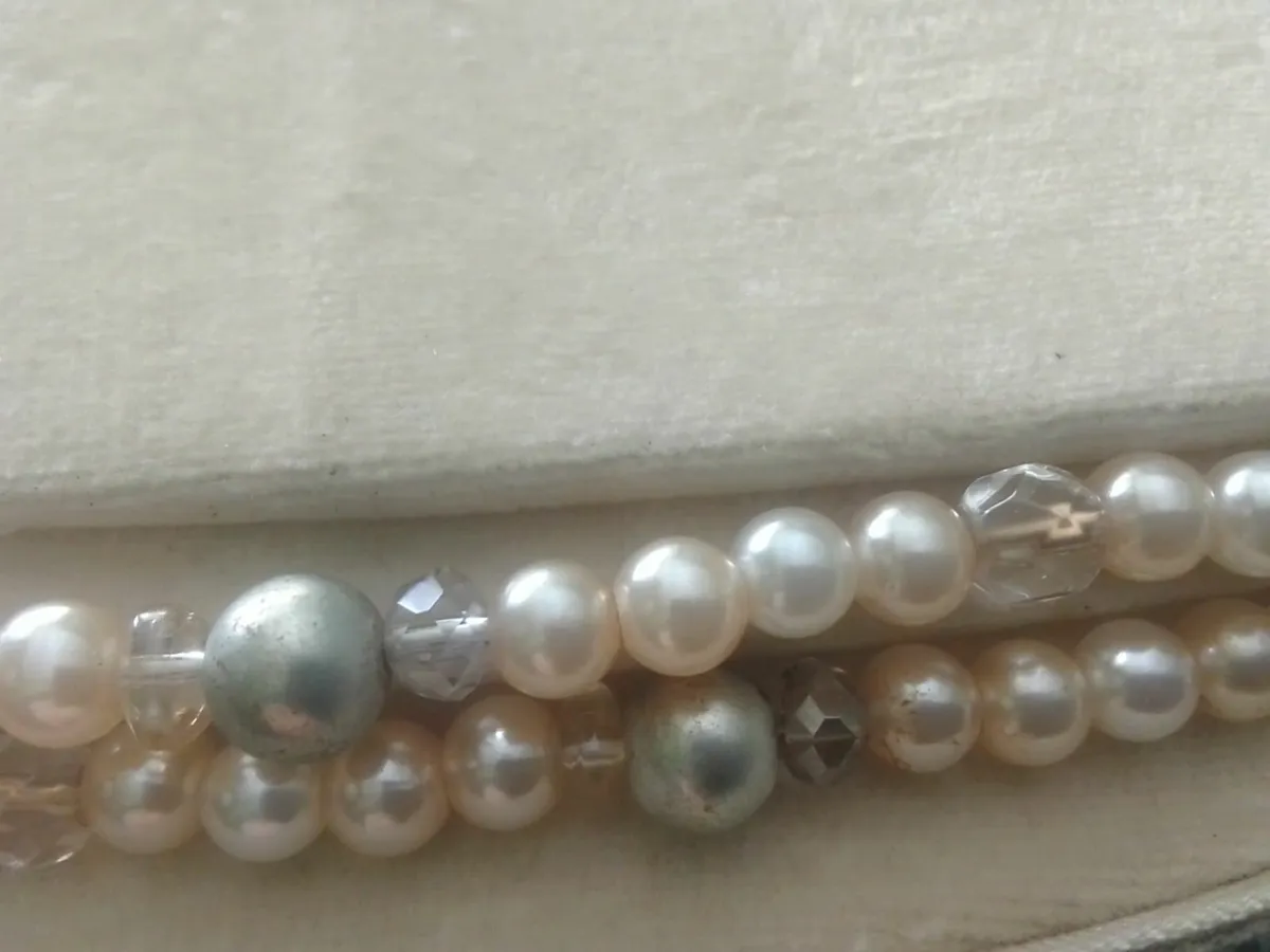 VINTAGE 1970's LONG PEARL NECKLACE - Image 4