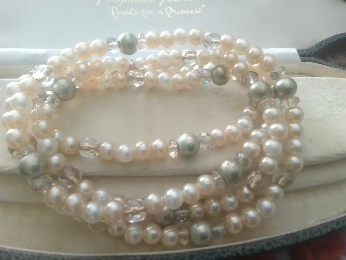 VINTAGE 1970's LONG PEARL NECKLACE - Image 1
