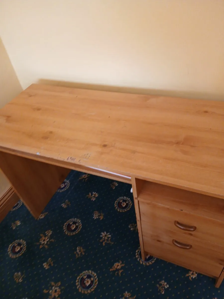 School desk - Image 1