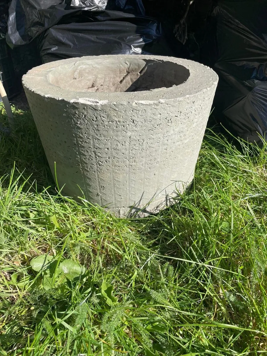 1 concrete pot - Image 1