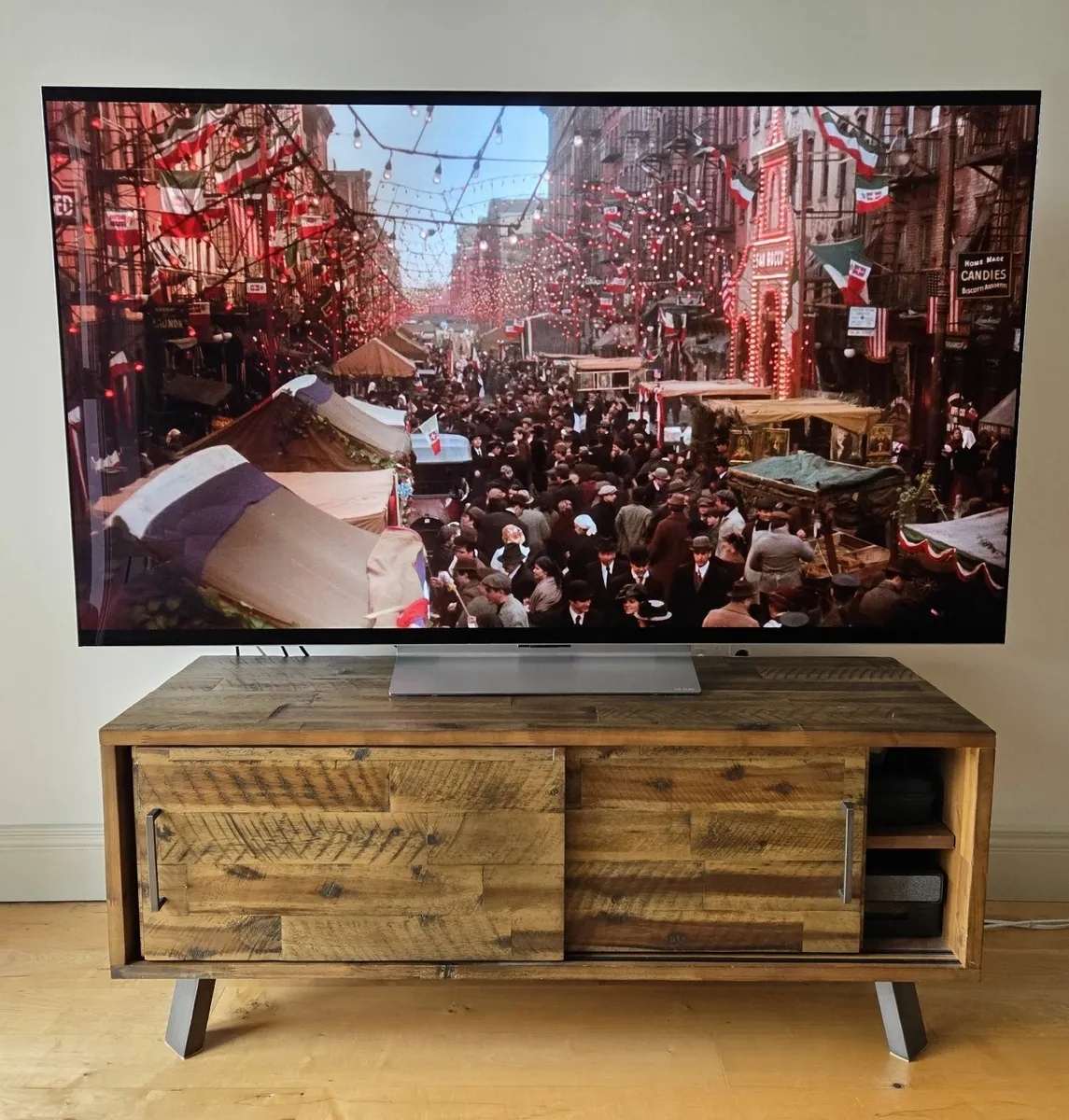 LG OLED evo C2 65 inch - Image 1