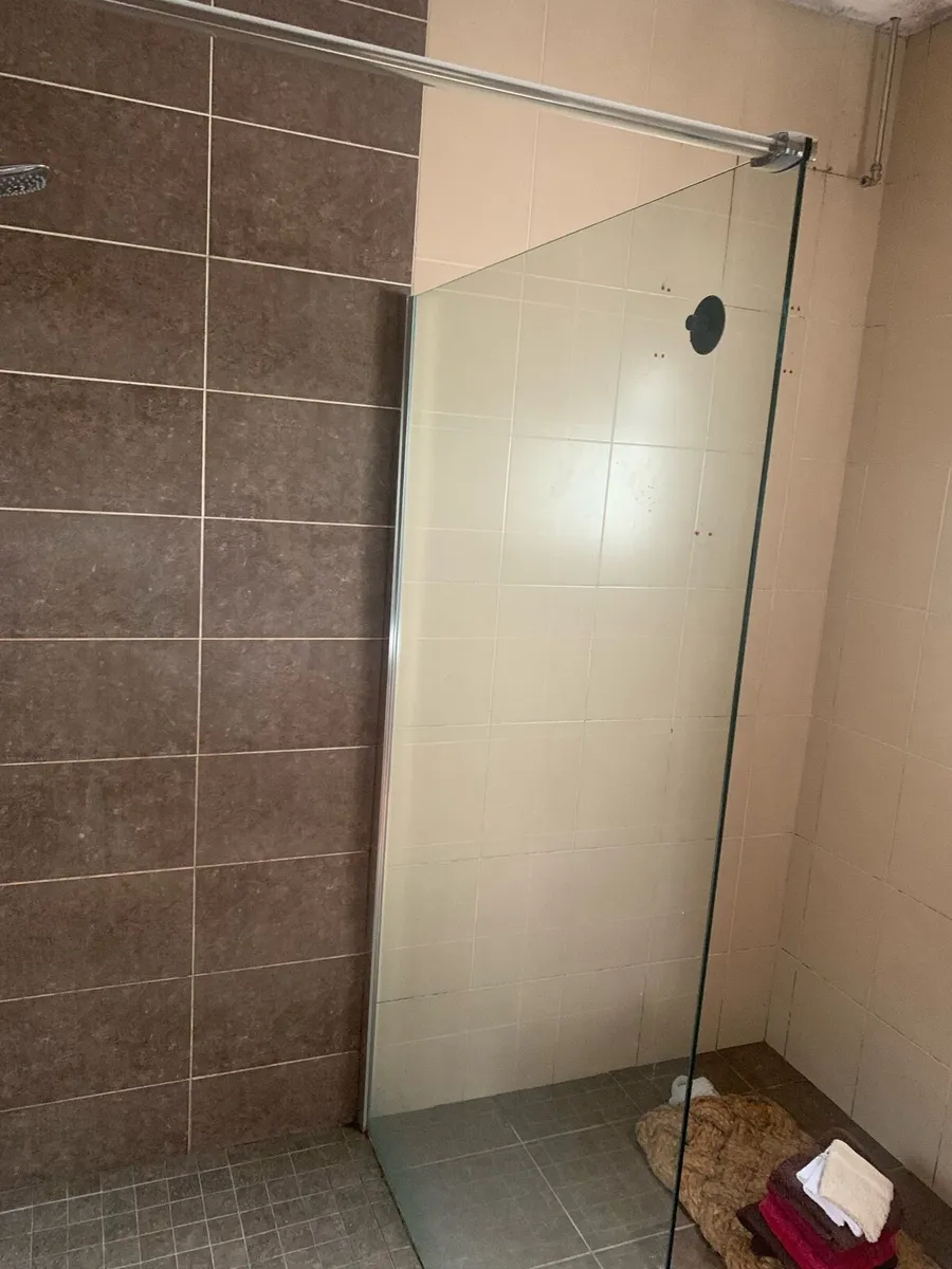 Shower screen. - Image 1