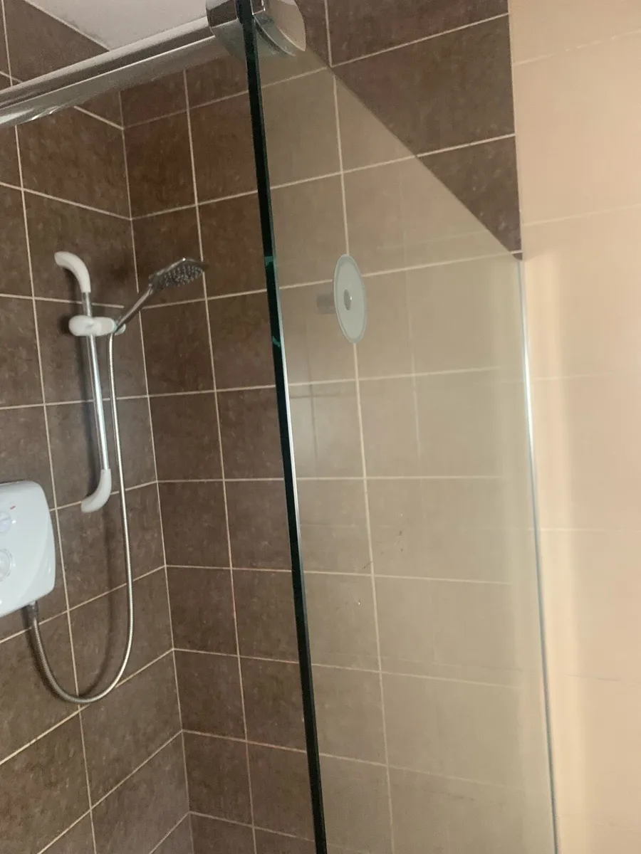 Shower screen. - Image 2