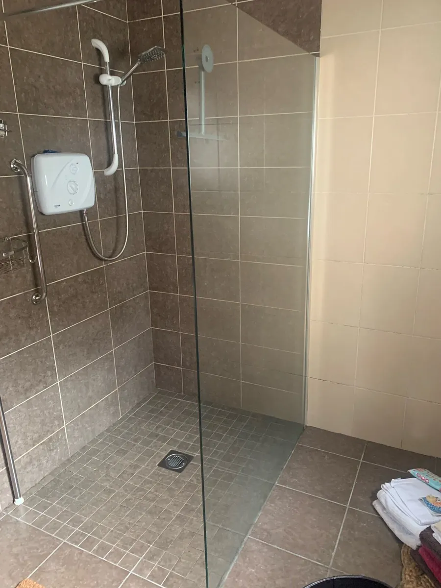 Shower screen. - Image 3