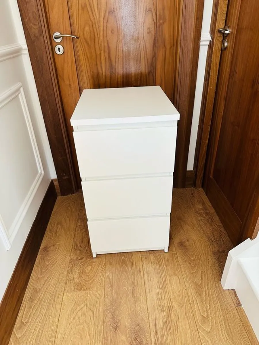 Bed side locker & chest of drawers - Image 1