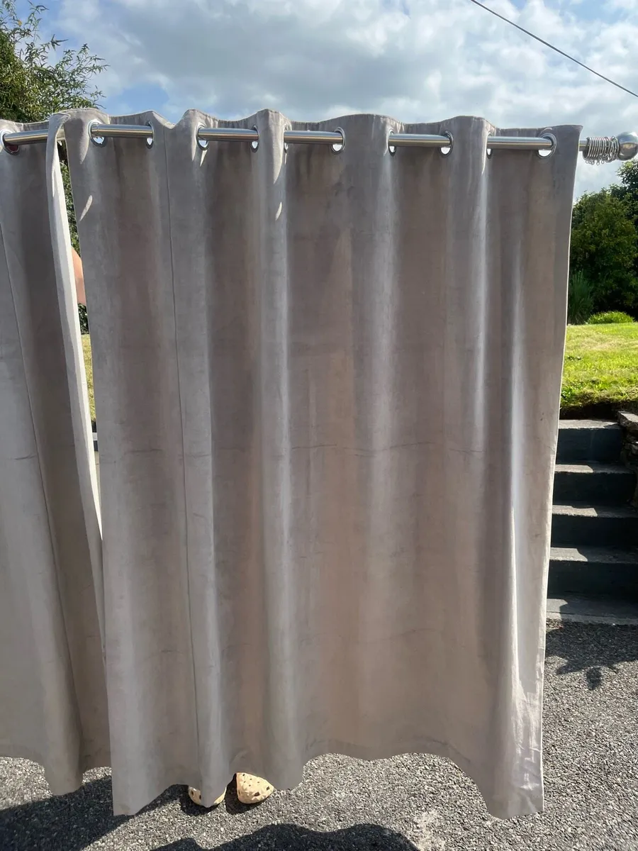 Curtains - Image 2