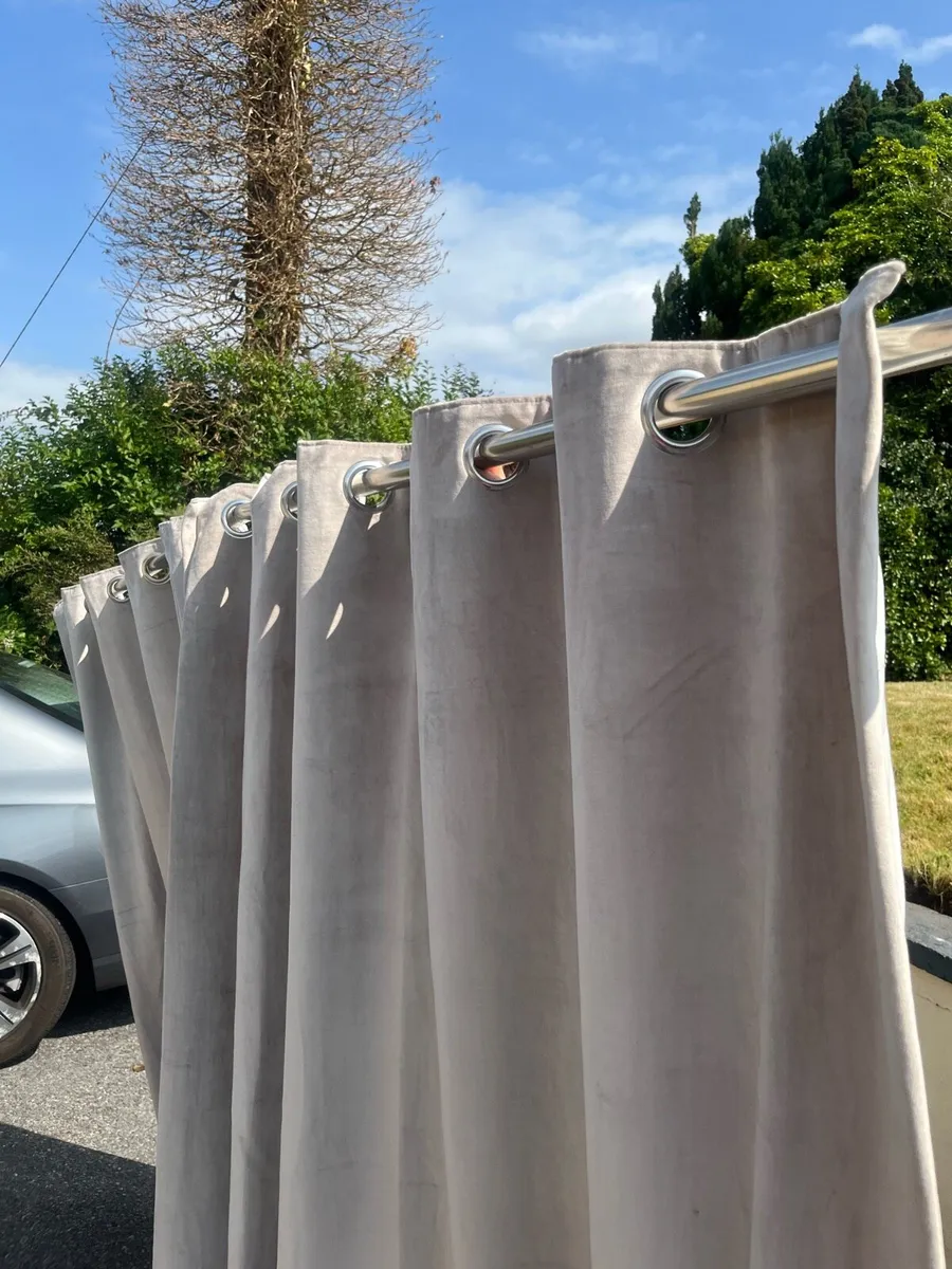 Curtains - Image 3