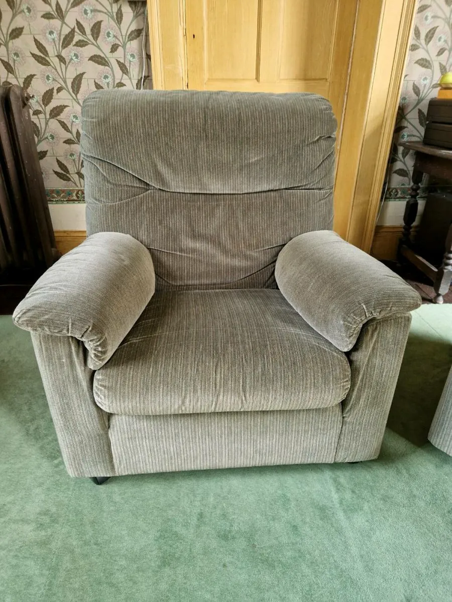 Three piece suite - Image 1