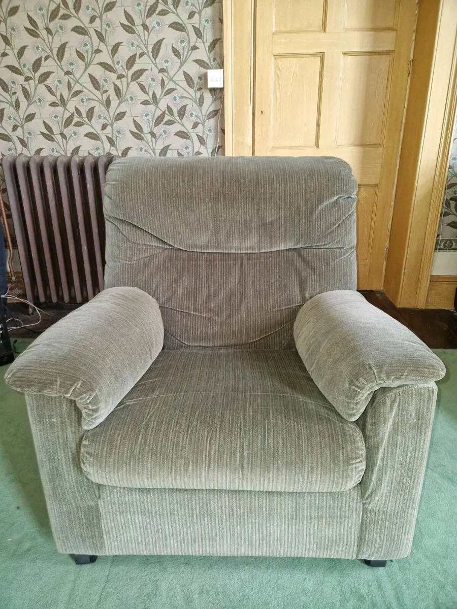 Three piece suite - Image 4