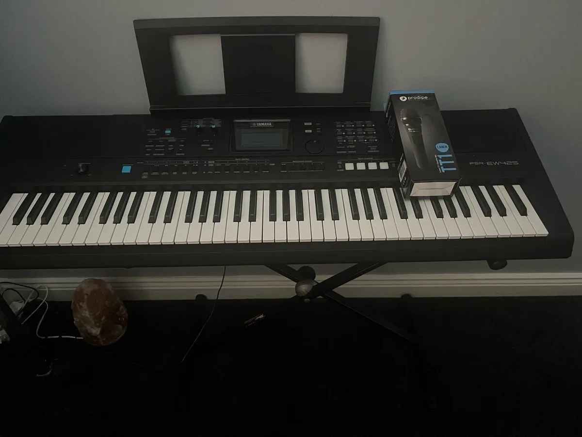 Yamaha keyboard psr-ew425 with stand and mic(mint)