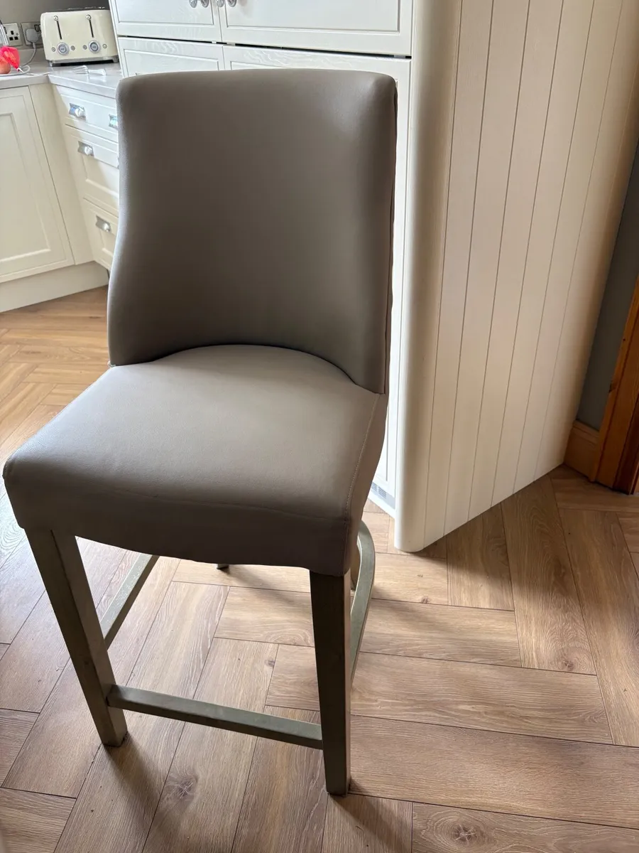 Kitchen island stools - Image 1