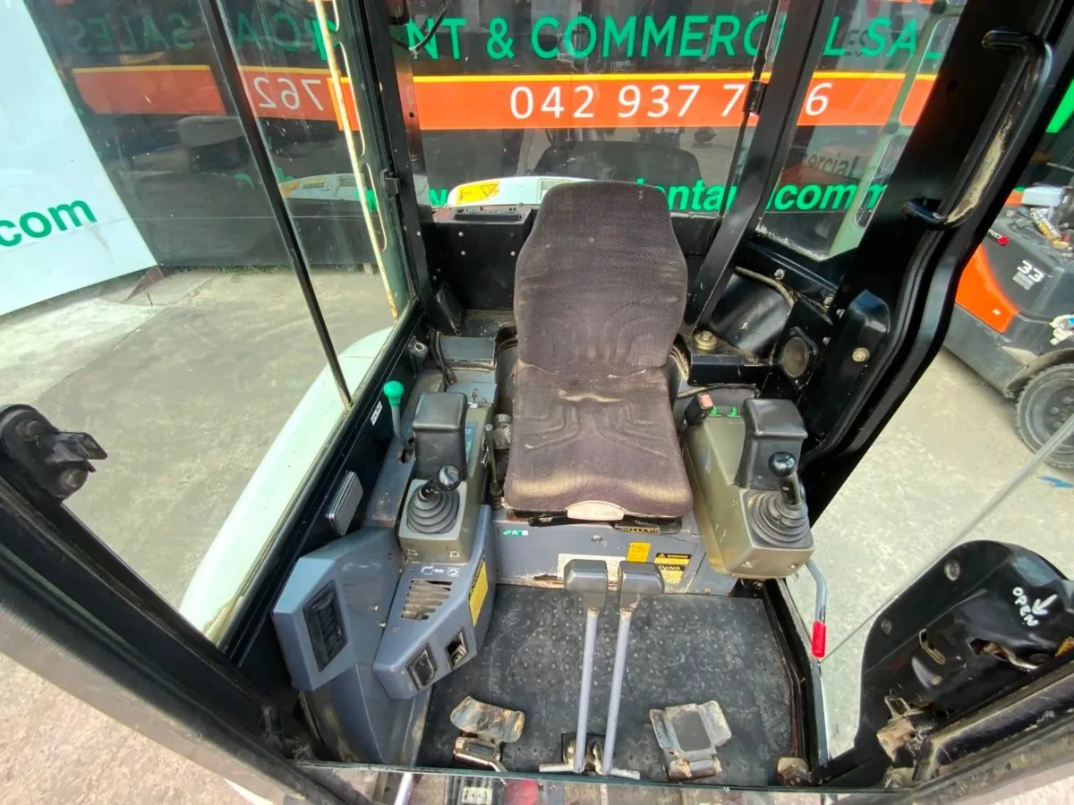 2006 TAKEUCHI TB23r ZERO TAIL MINI DIGGER. - Image 4