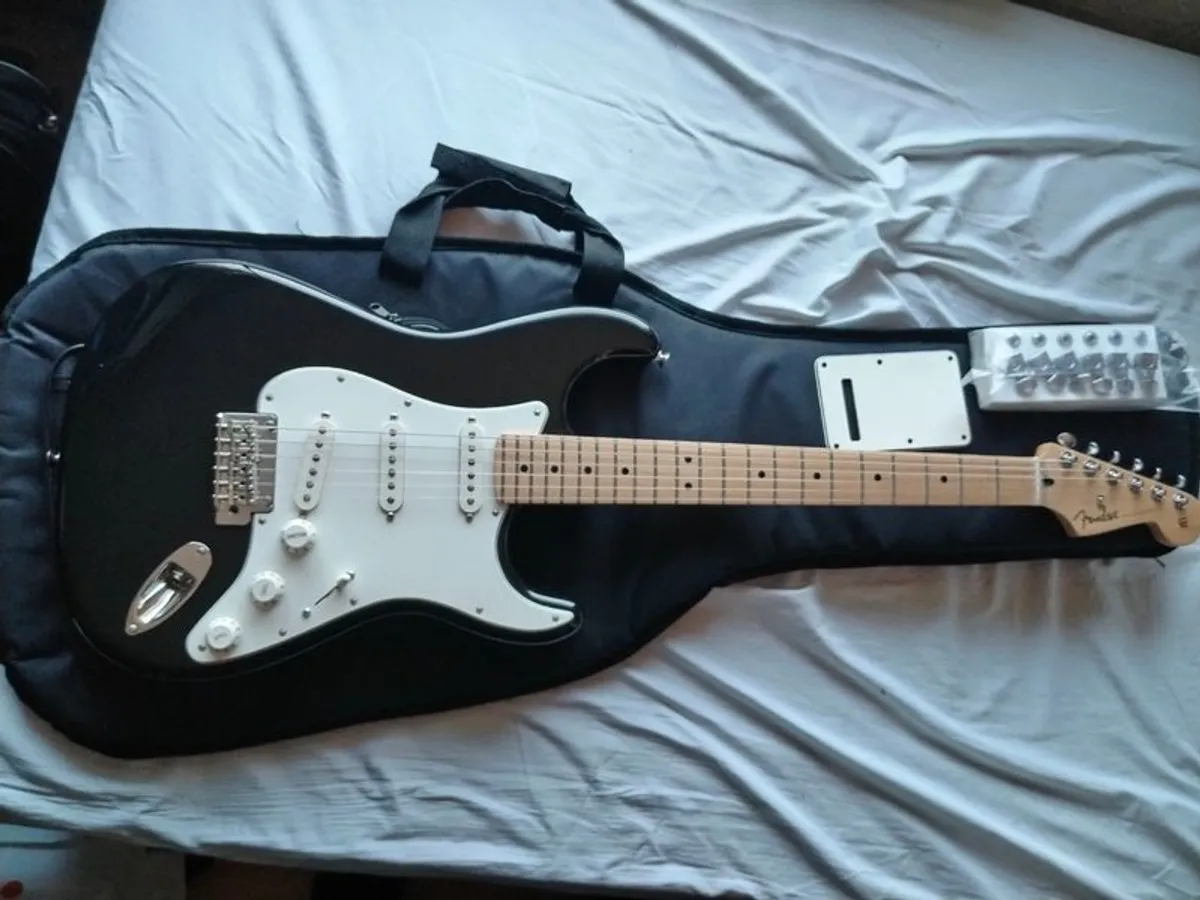 Fender Strat with locking tuners and gigbag - Image 1
