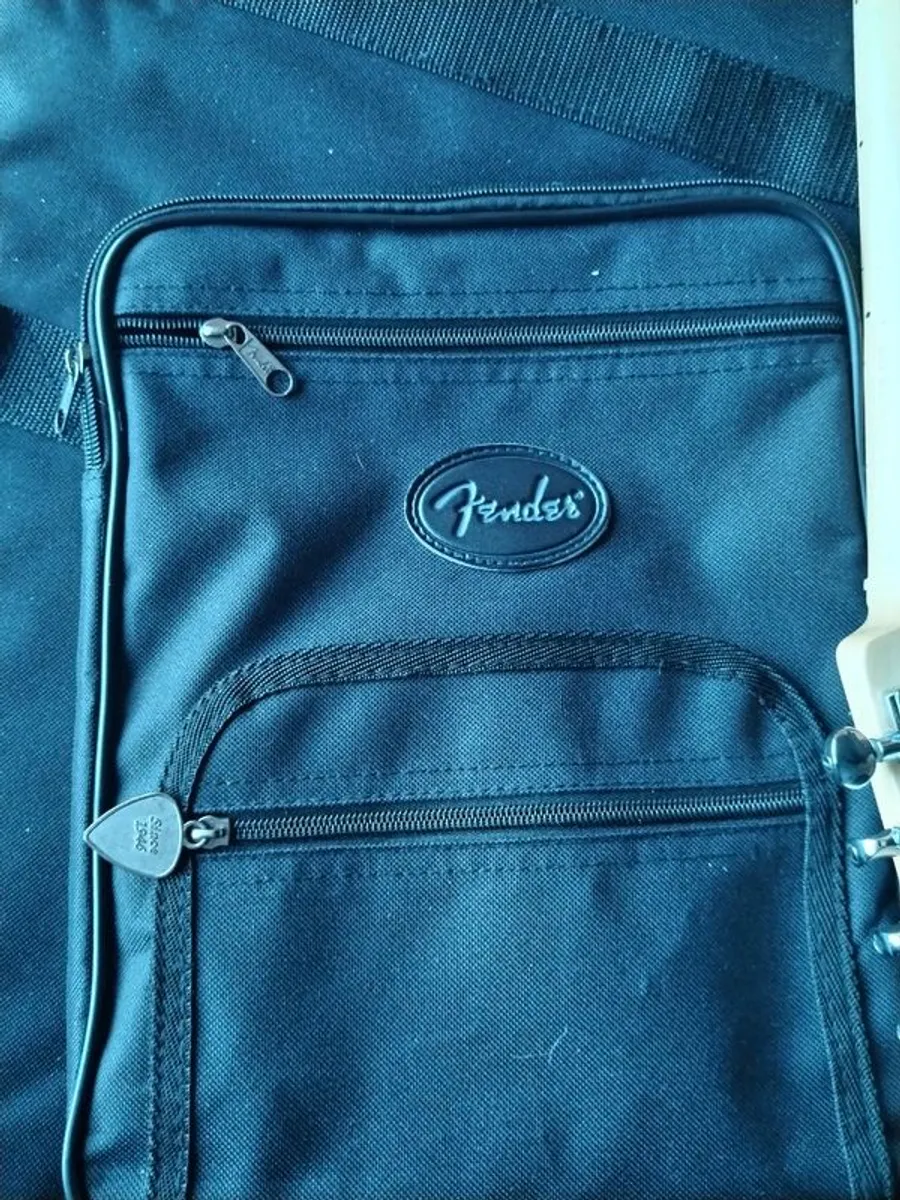 Fender Strat with locking tuners and gigbag - Image 4