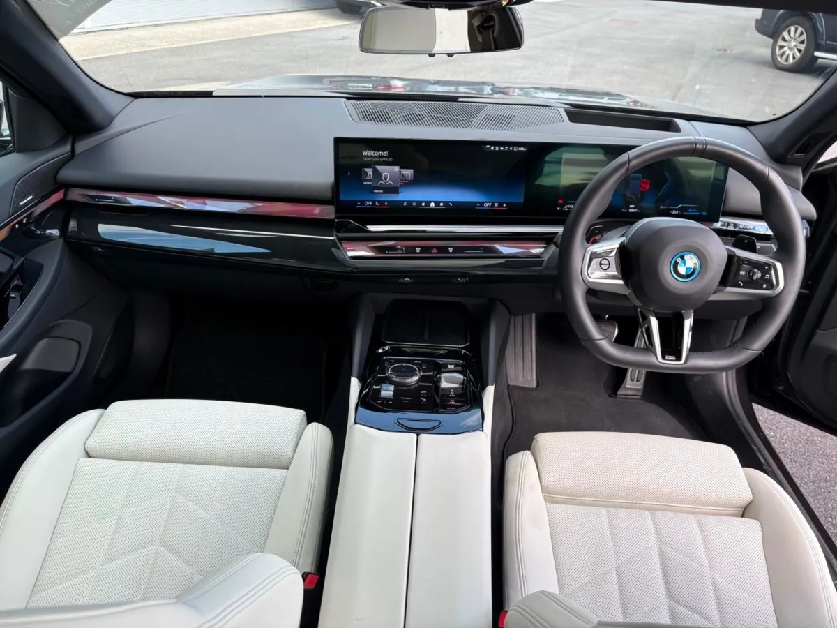 BMW 5 Series 530e M Sport / Hybrid / Glass Roof / - Image 3