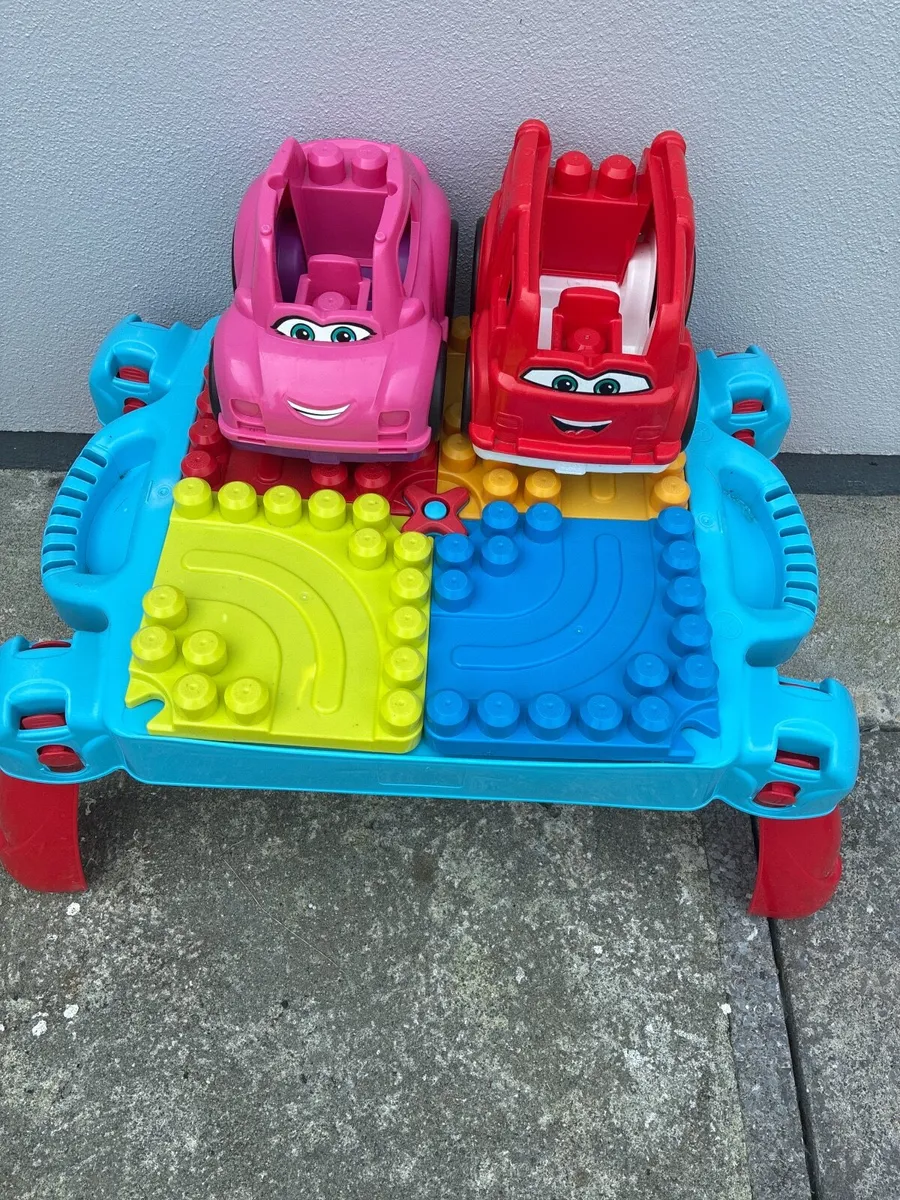 Kids megablocks table with two megablocks cars - Image 1