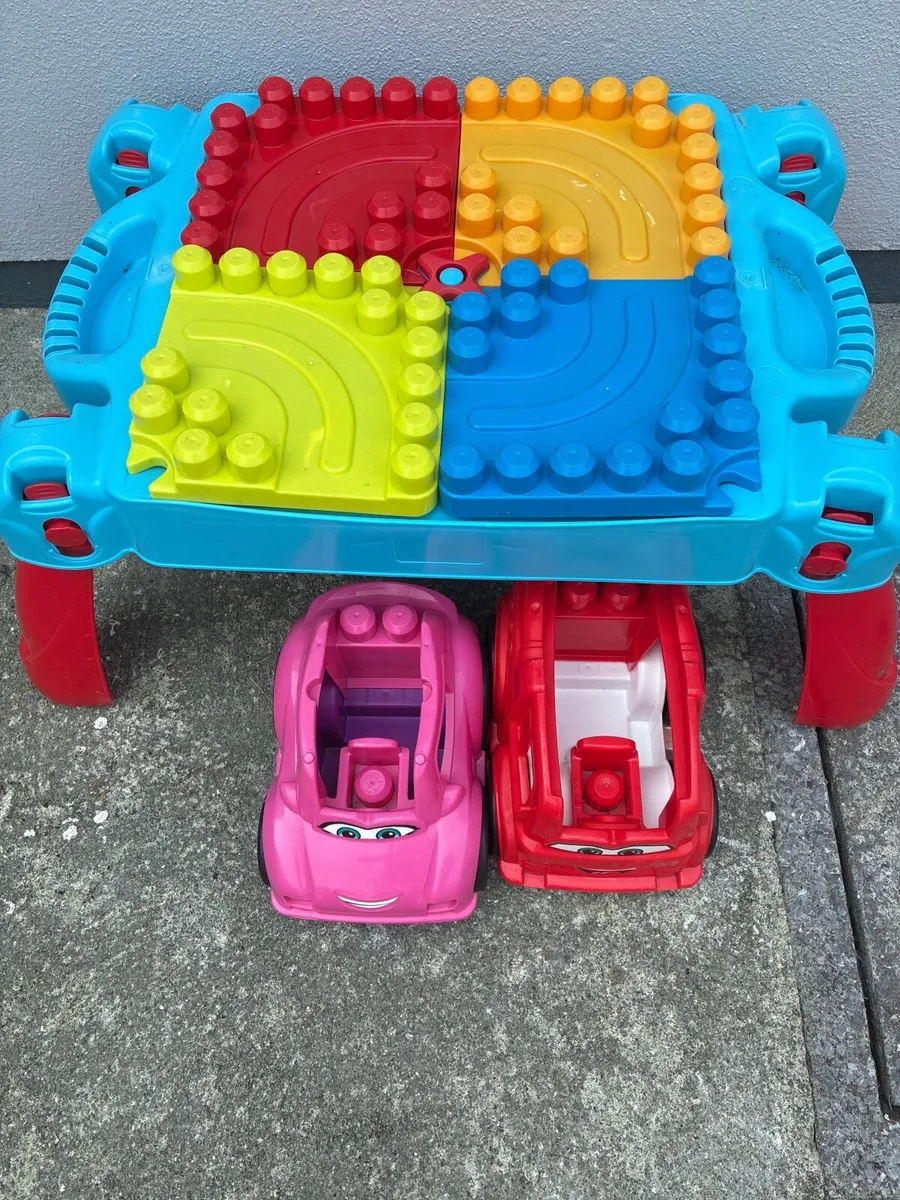 Kids megablocks table with two megablocks cars - Image 2
