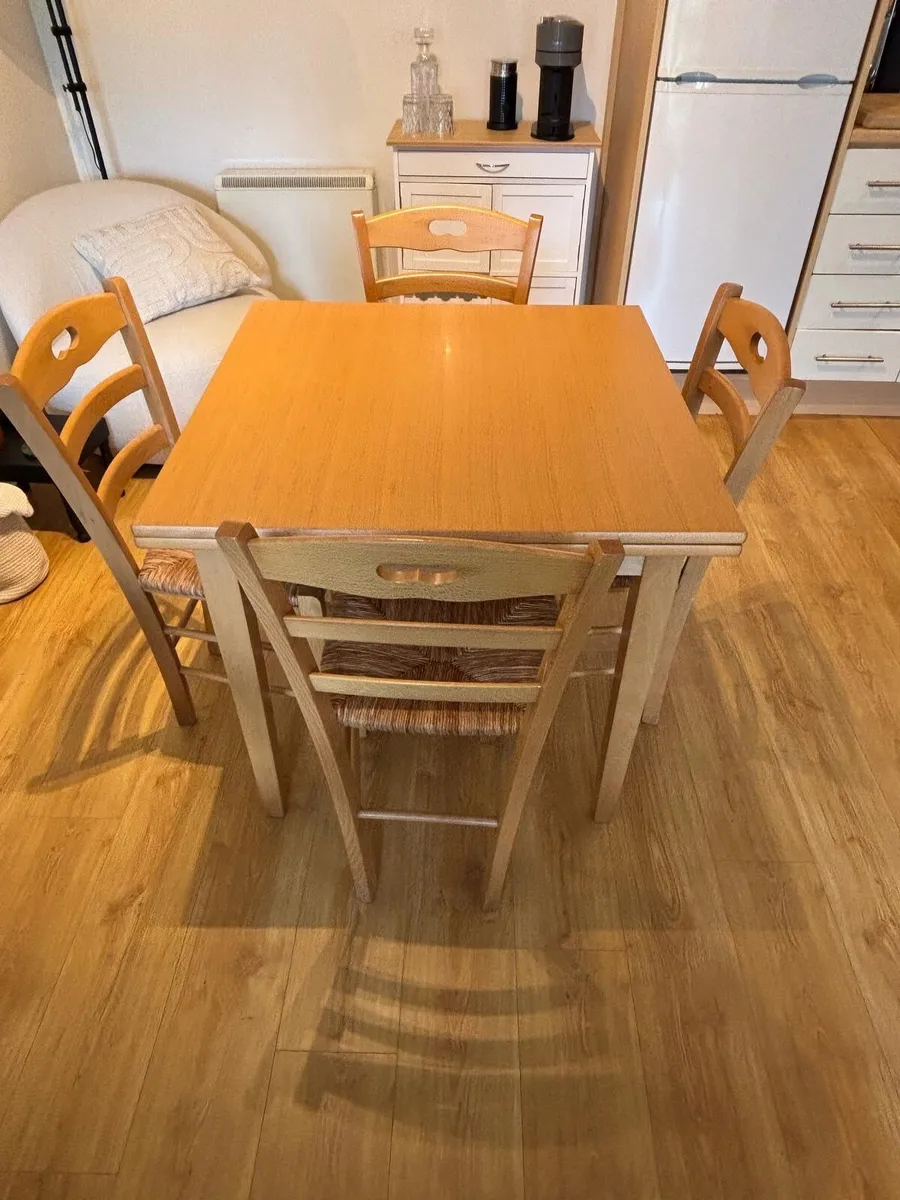 Table and 4 chairs - Image 1