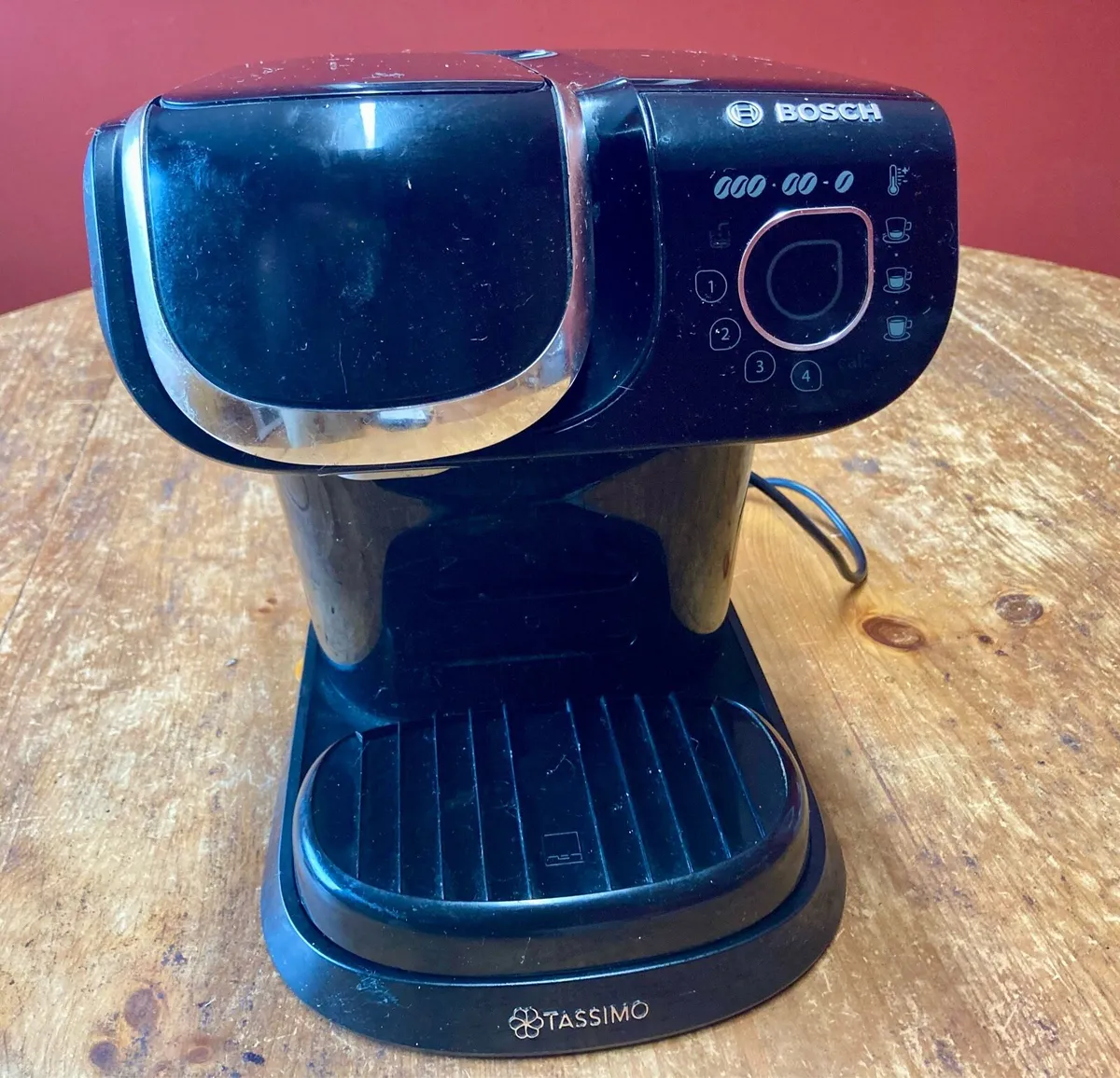 Bosch Tassimo Coffee Machine With 6 Red Mugs - Image 2