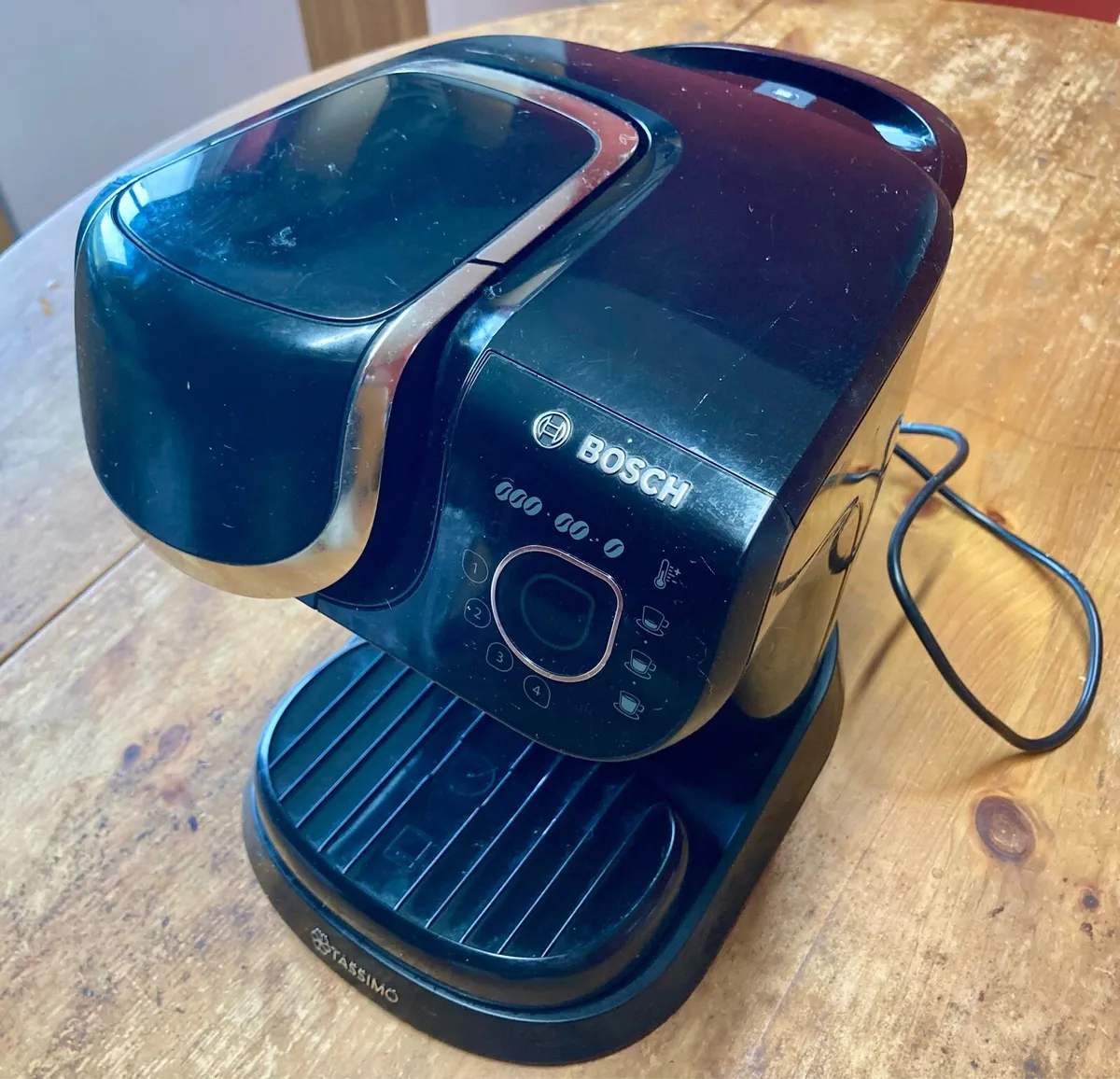 Bosch Tassimo Coffee Machine With 6 Red Mugs - Image 3