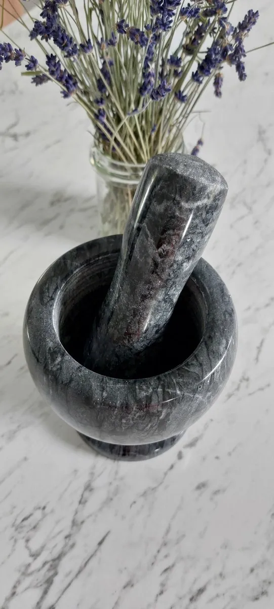 Marble mortar and pestle set - Image 1