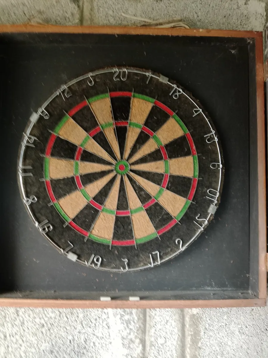 Dart board and case - Image 1