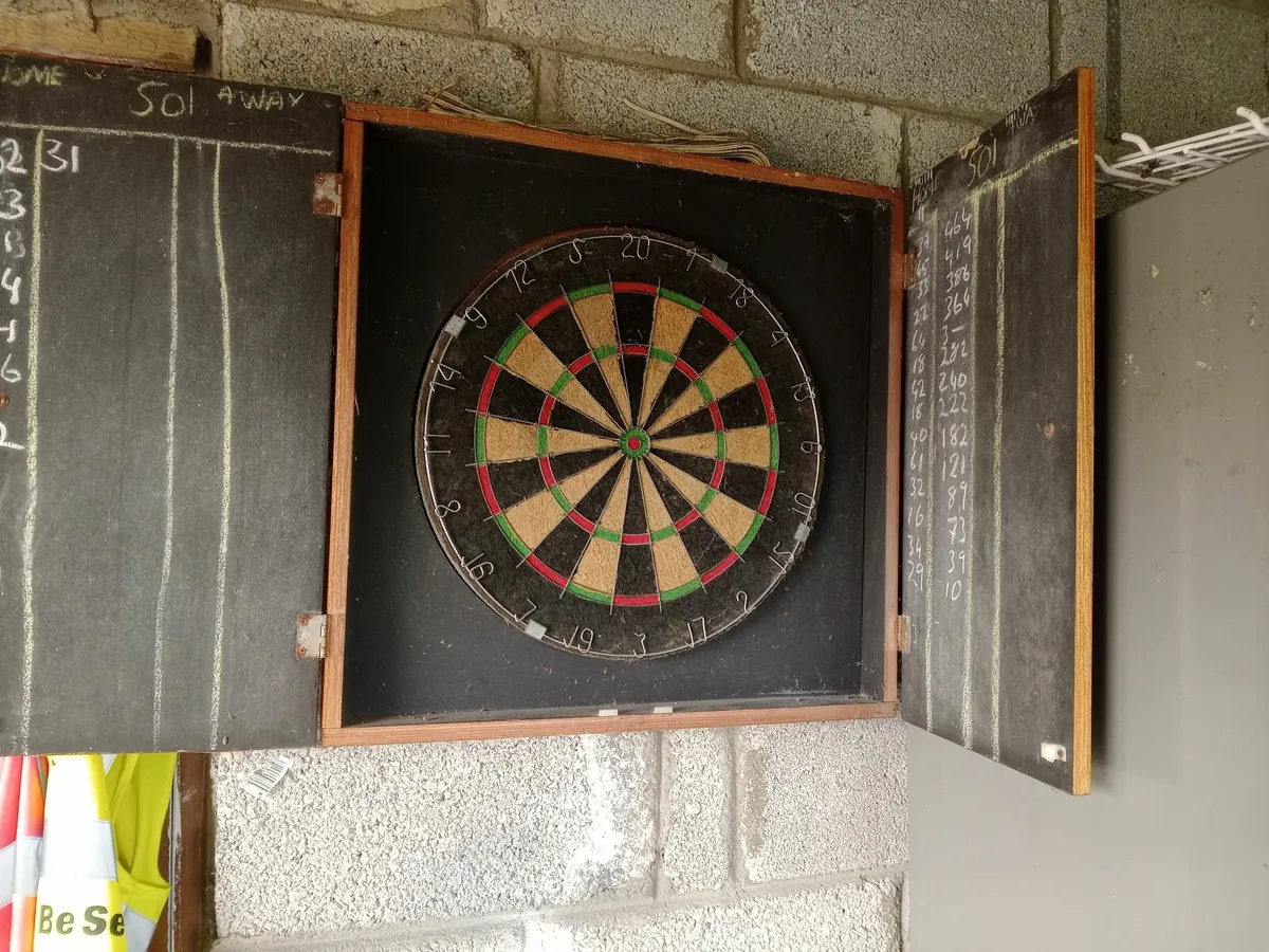 Dart board and case - Image 3