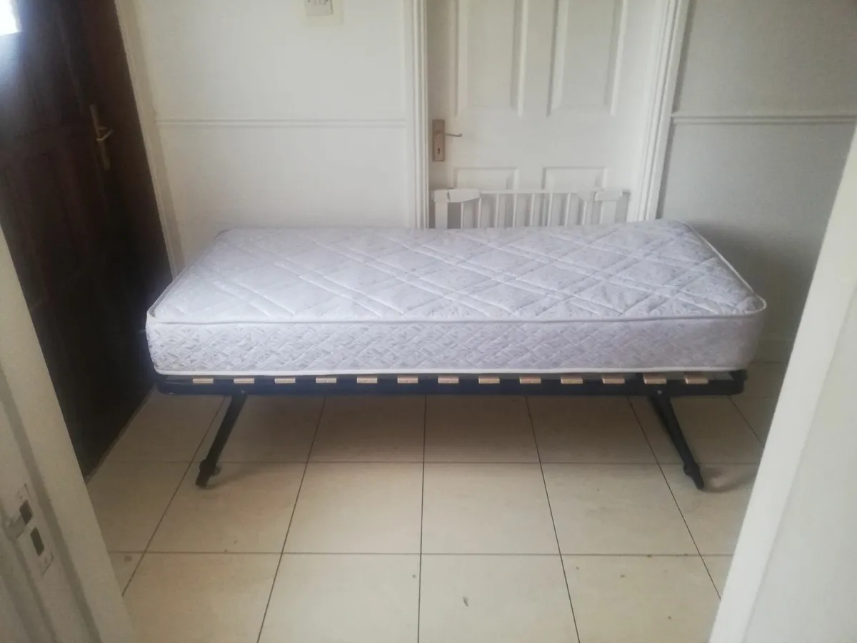 Single bed trundle with mattress - Image 1