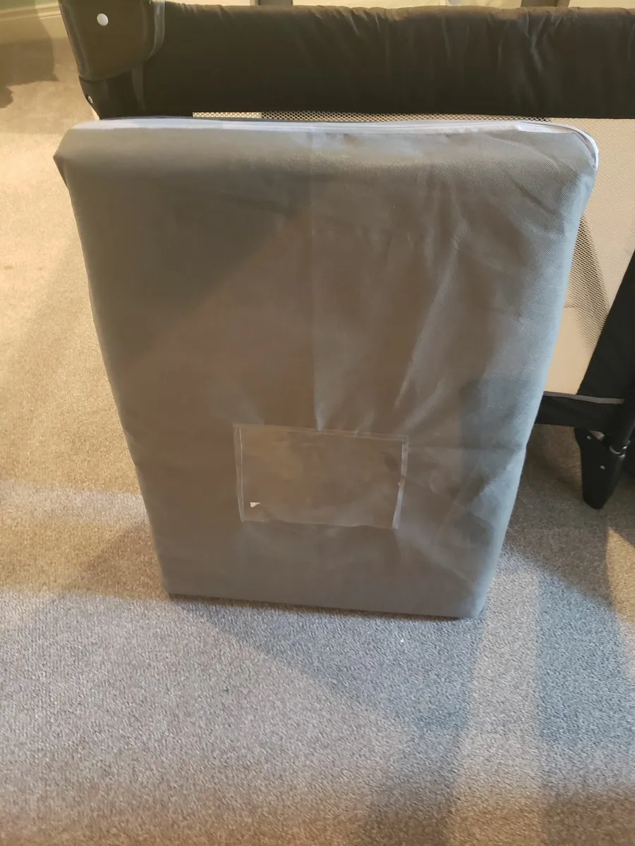 Graco travel cot with extra mattress - Image 2
