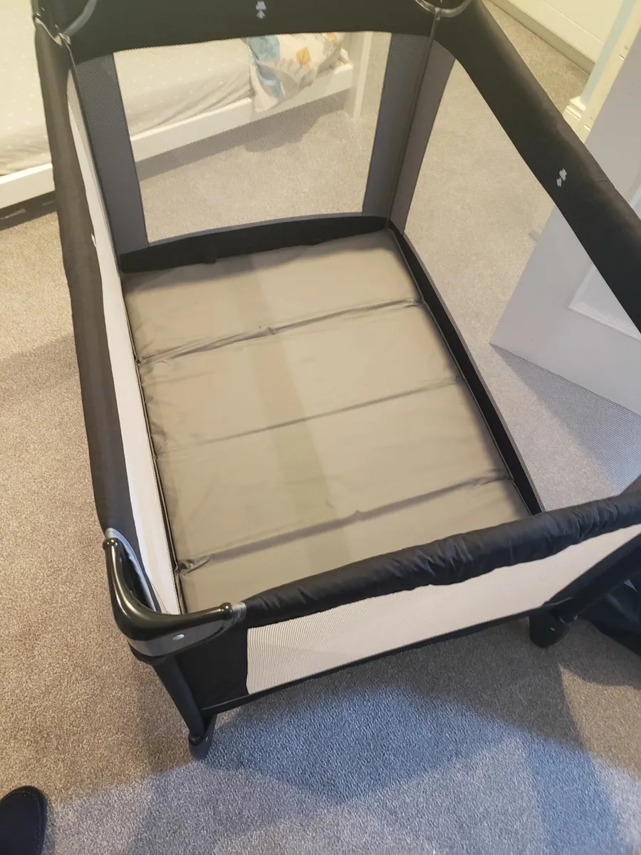 Graco travel cot with extra mattress - Image 3