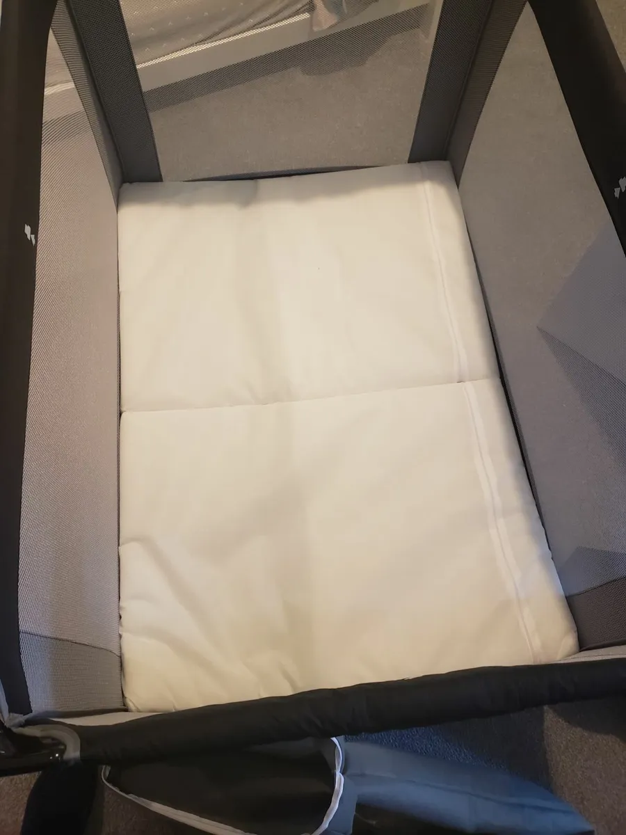 Graco travel cot with extra mattress - Image 1