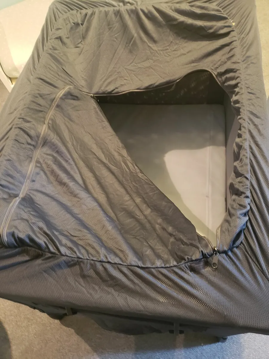 Travel cot blackout cover - Image 3