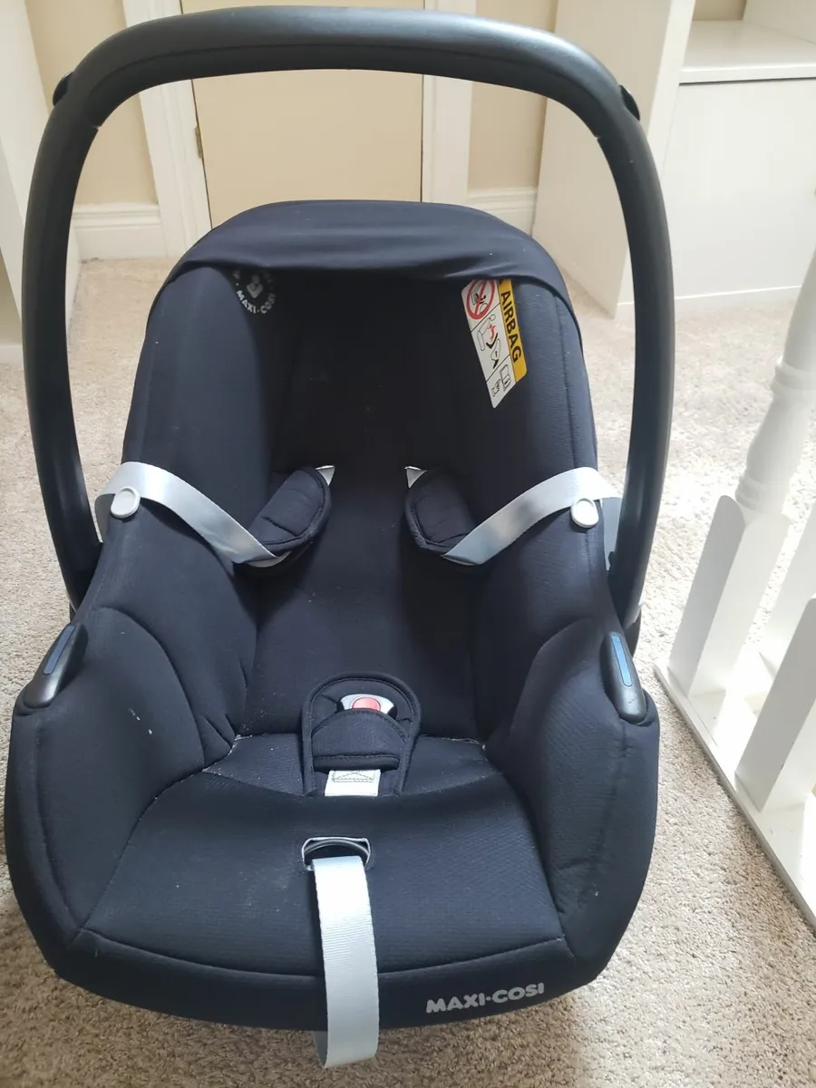 Maxi cozi car seat, base and snoze shade - Image 2