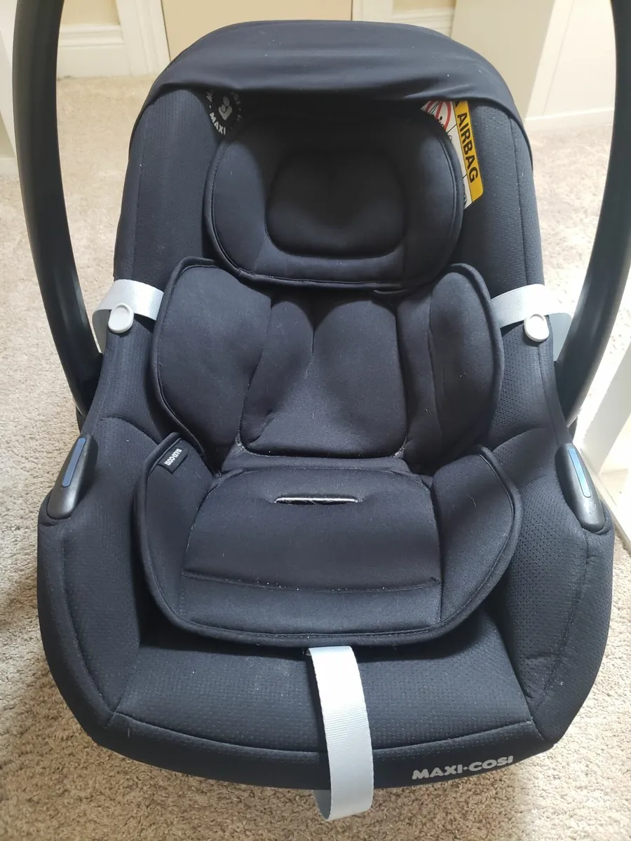 Maxi cozi car seat, base and snoze shade - Image 1
