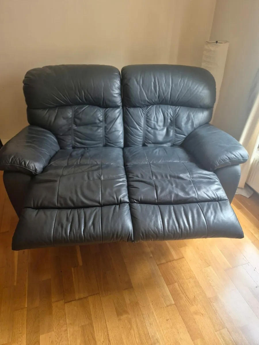 2 seater couch - Image 1