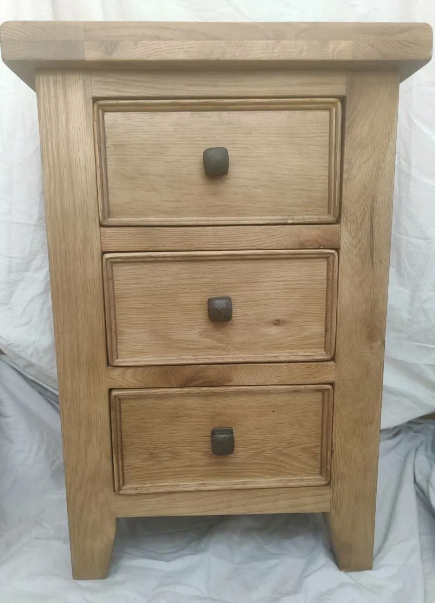 2 solid Oak bedside lockers - Image 1