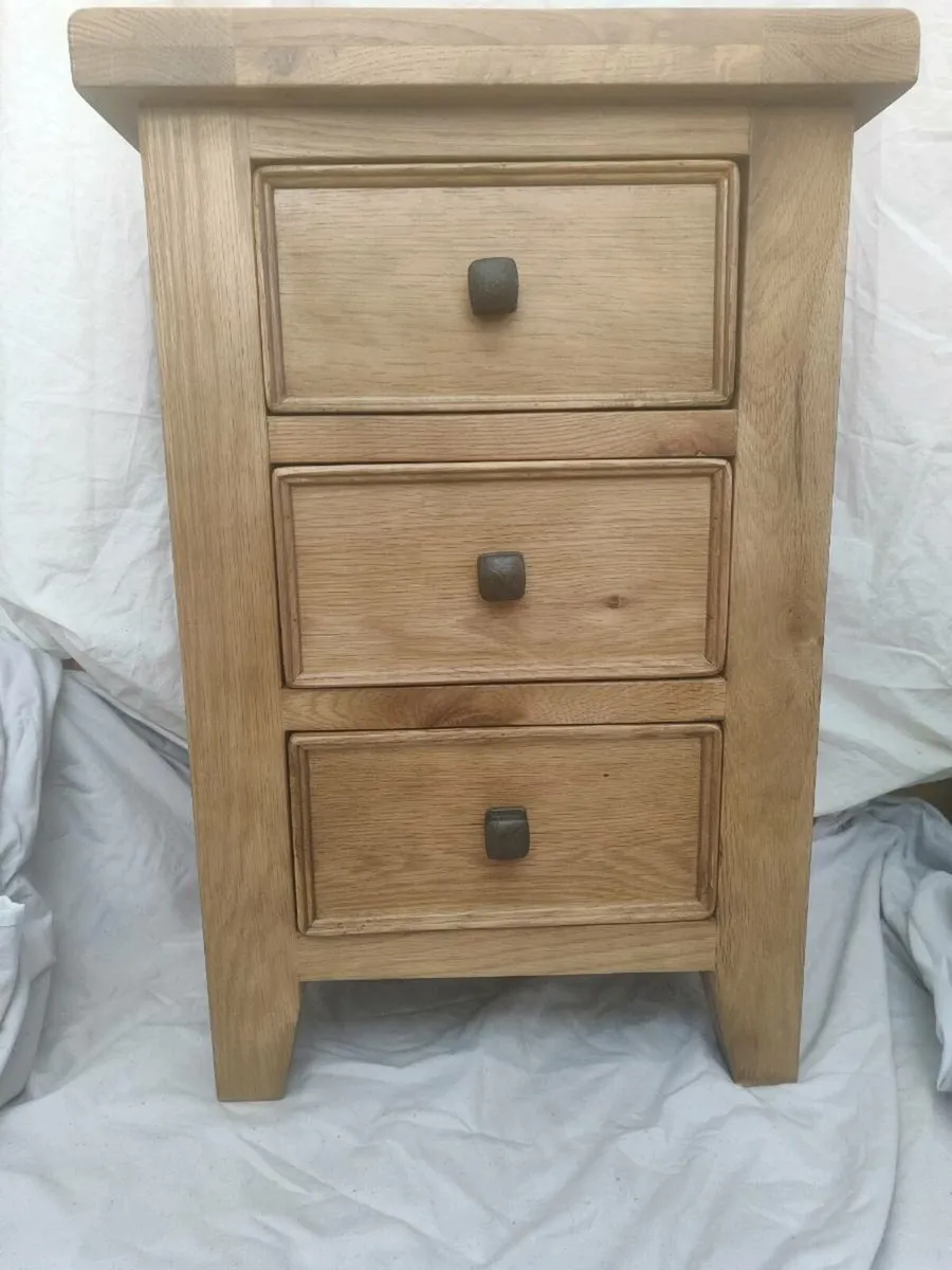 2 solid Oak bedside lockers - Image 2